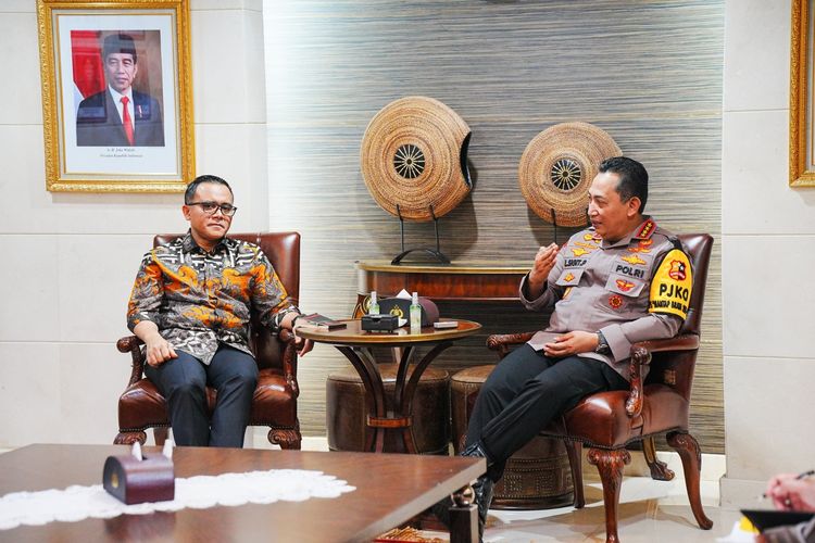  Menteri Pendayagunaan Aparatur Negara dan Reformasi Birokrasi (Menpan RB) Abdullah Azwar Anas bertemu dengan Kepala Kepolisian Republik Indonesia (Kapolri) Listyo Sigit Prabowo di Markas Besar (Mabes) Polri, Kamis (14/3/2024). 
