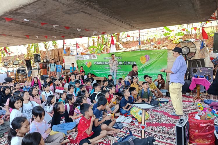 Kisah Daniel Bangun Ruang Belajar di Kolong Jembatan Jakarta: Awalnya 3 Anak, Kini 97 Murid
