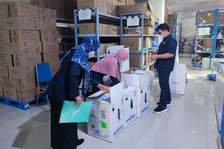 Vaksin Pfizer-BioNTech yang tiba di Instalasi Farmasi Dinas Kesehatan Provinsi Gorontalo. Vaksin ini akan didistribusikan di kabupaten/kota dengan jumlah yang telah ditetapkan oleh Pemerintah pusat.