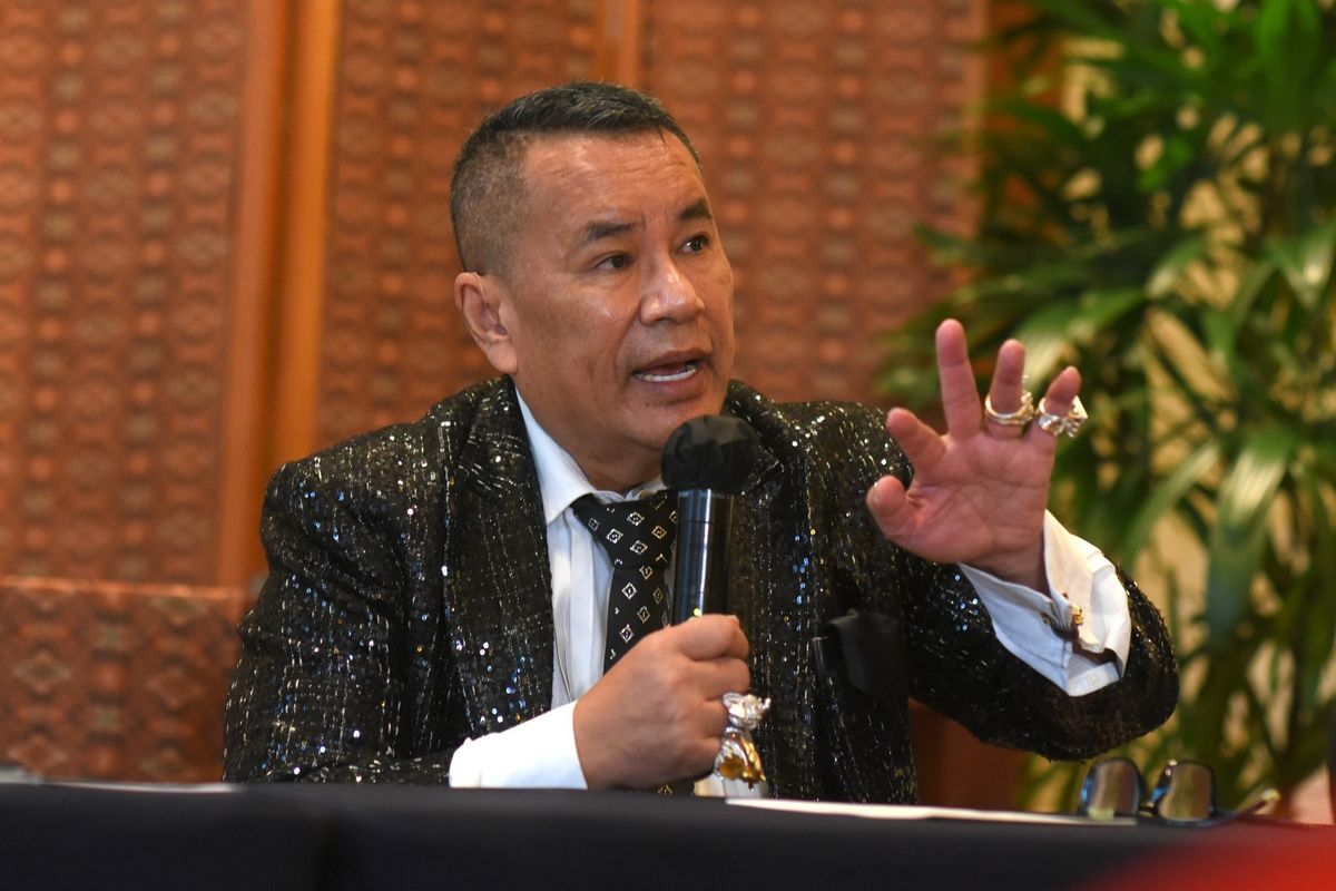 Kuasa hukum Menteri Pendidikan, Kebudayaan, Riset, dan Teknologi (Mendikbudristek) Nadiem Makarim, Hotman Paris Hutapea dalam konferensi pers di Ruang Nusantara Foyer, The Dharmawangsa Jakarta, Selasa (10/6/2025).
