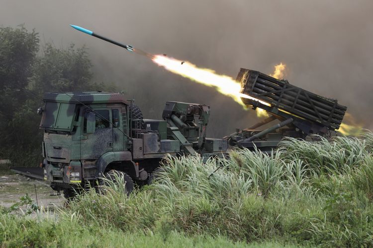 Sistem Roket Berpeluncur Ganda (MLRS) Thunderbolt-2000 menembakkan amunisinya ketika laithan perang Han Kuang mensimulasikan invasi China di Taichung, Taiwan, pada 16 Juli 2020.