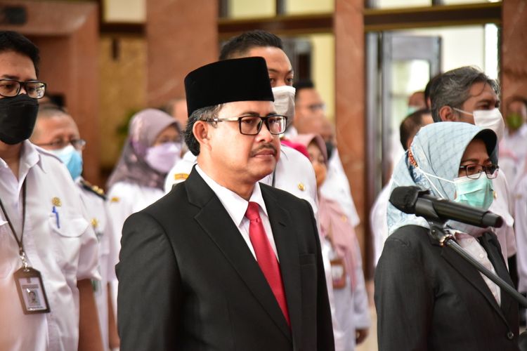 Sekretaris Daerah (Sekda) definitif atau Sekda baru Kota Surabaya, Ikhsan, saat prosesi pelantikan di Balai Kota Surabaya, Rabu (25/1/2023).