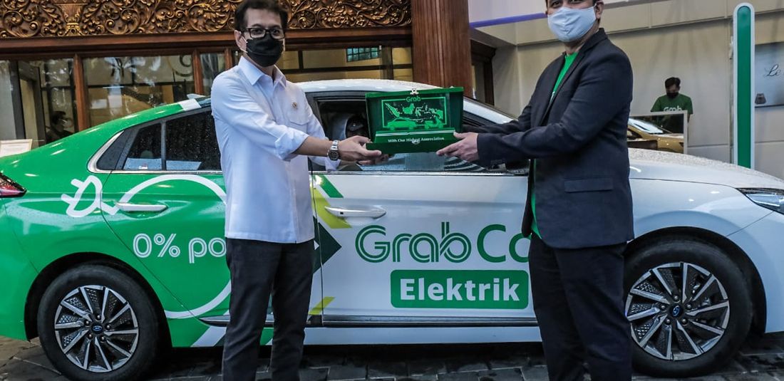 Menteri Pariwisata dan Ekonomi Kreatif Wishnutama Kusubandio bersama President of Grab Indonesia Ridzki Kramadibrata.