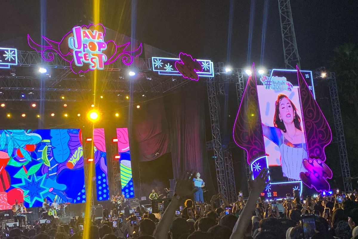 Pedangdut Happy Asmara tampil di gelaran musik Java Pop Festival 2023 hari kedua pada Minggu (9/7/2023), di Stadion Madya Gelora Bung Karno (GBK), Jakarta Selatan.