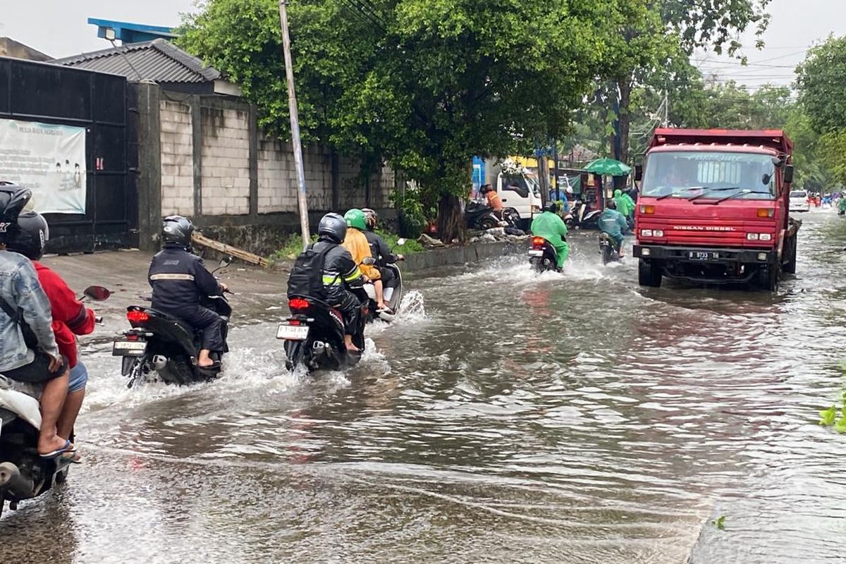 Banjir terjadi di Jalan Kapuk Raya, Cengkareng, Jakarta Barat, Jumat (22/3/2024). 