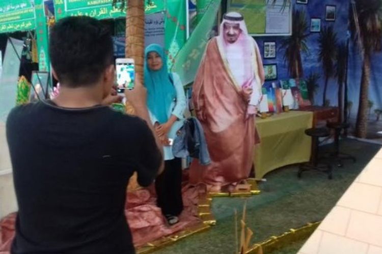 Foto Raja Salman setinggi 190 cm berdiri di salah satu stan Bantaeng Madrasah Expo (BME) di Pantai Seruni, Jl Seruni, Kecamatan Bantaeng, Kabupaten Bantaeng. 
