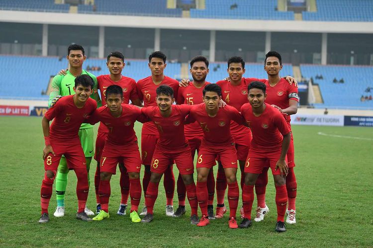 Tim nasional U-23 Indonesia berfoto bersama menjelang pertandingan sepak bola Grup K kualifikasi Piala Asia U-23 AFC 2020 melawan tim nasional U-23 Brunei Darussalam, di Stadion Nasional My Dinh, Hanoi, Vietnam, Selasa (26/3/2019). Tim nasional Indonesia U-23 mengalahkan tim nasional Brunei Darussalam U-23 dengan skor 2-1.