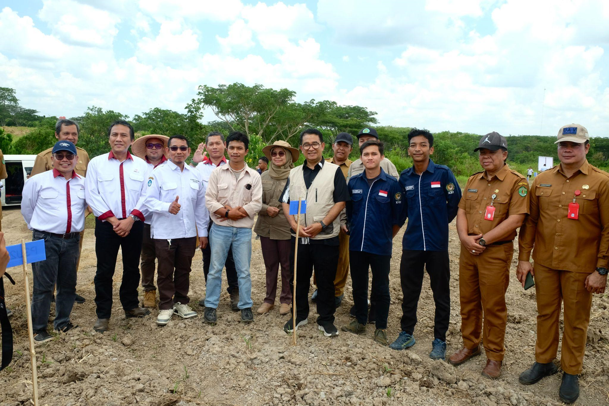 Pj Gubernur Kalimantan Timur Akmal Malik saat berkunjung ke lahan area pascatambang milik Bramasta yang dikelola oleh mahasiswa Unikarta untuk budidaya tanaman holtikultura.  