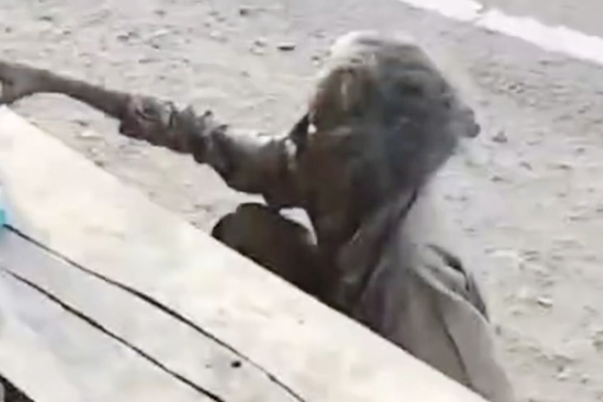 Nikmah, lansia 80 tahun yang ditemukan di Desa Kaduara Barat berada di pinggir jalan, Jumat (25/7/2025).