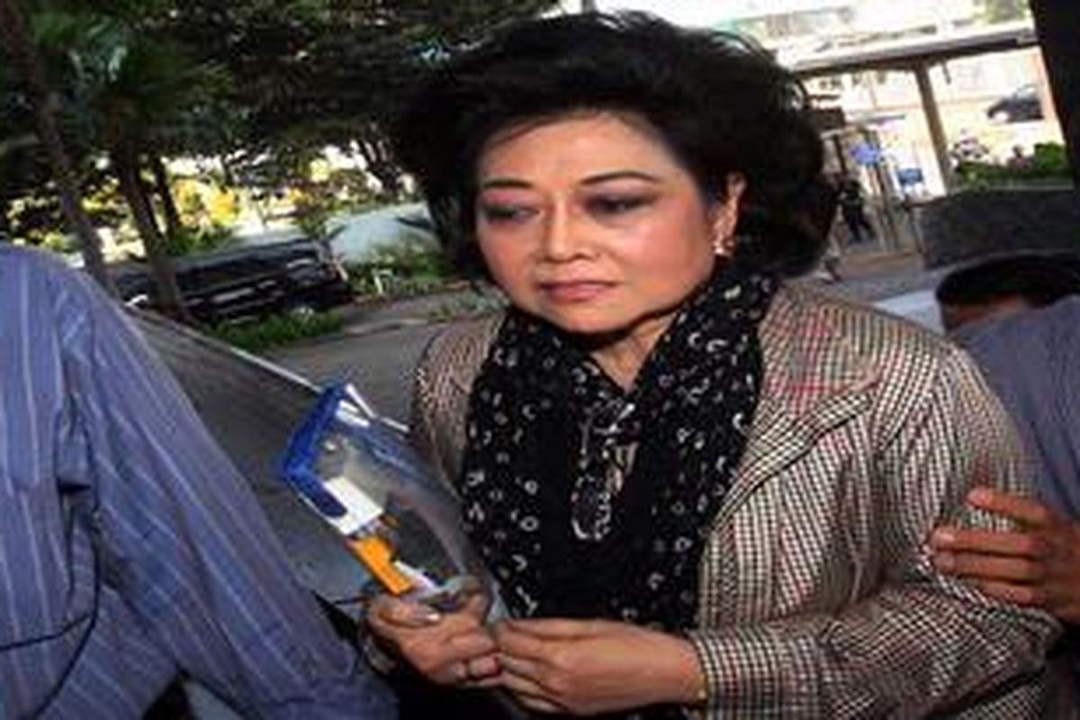 Hartati Penuhi Panggilan KPK - Pemilik PT Hardaya Inti Plantation (HIP) dan PT Citra Cakra Murdaya (CCM), Siti Hartati Cakra Murdaya, datang ke Komisi Pemberantasan Korupsi (KPK), Jakarta, Jumat (27/7/2012), untuk memenuhi panggilan sebagai saksi kasus dugaan suap penerbitan Hak Guna Usaha (HGU) perkebunan di Buol, Sulawesi Tengah.   