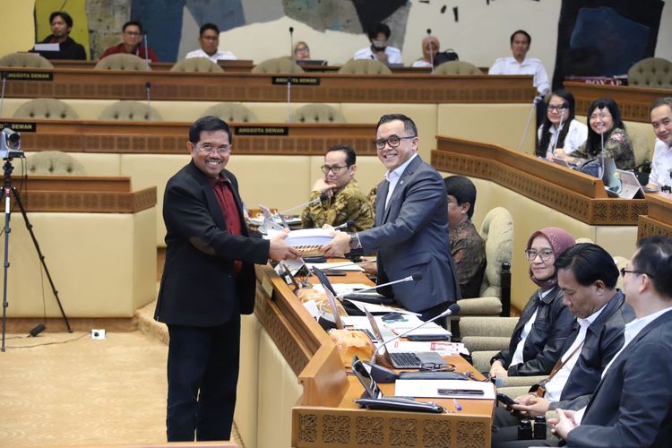 Menpan RB Abdullah Azwar Anas dalam Rapat Kerja dan Rapat Dengar Pendapat bersama Komisi II DPR RI di Jakarta, Rabu (13/3/2024).
