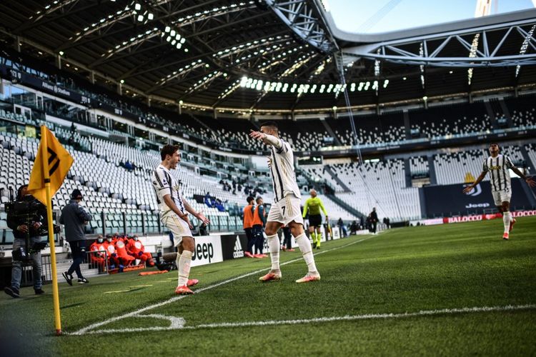 Penyerang Juventus Cristiano Ronaldo (tengah) merayakan golnya ke gawang Napoli bersama Federico Chiesa (kiri) pada laga tunda pekan ketiga Liga Italia 2020-2021 di Stadion Allianz, 7 April 2021. 