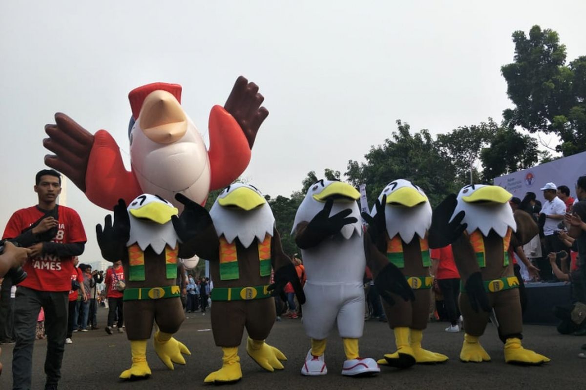 Balon dan maskot Momo dalam parade Momo Asian Para Games 2018 di Monas, Jakarta Pusat, Minggu (23/9/2018).