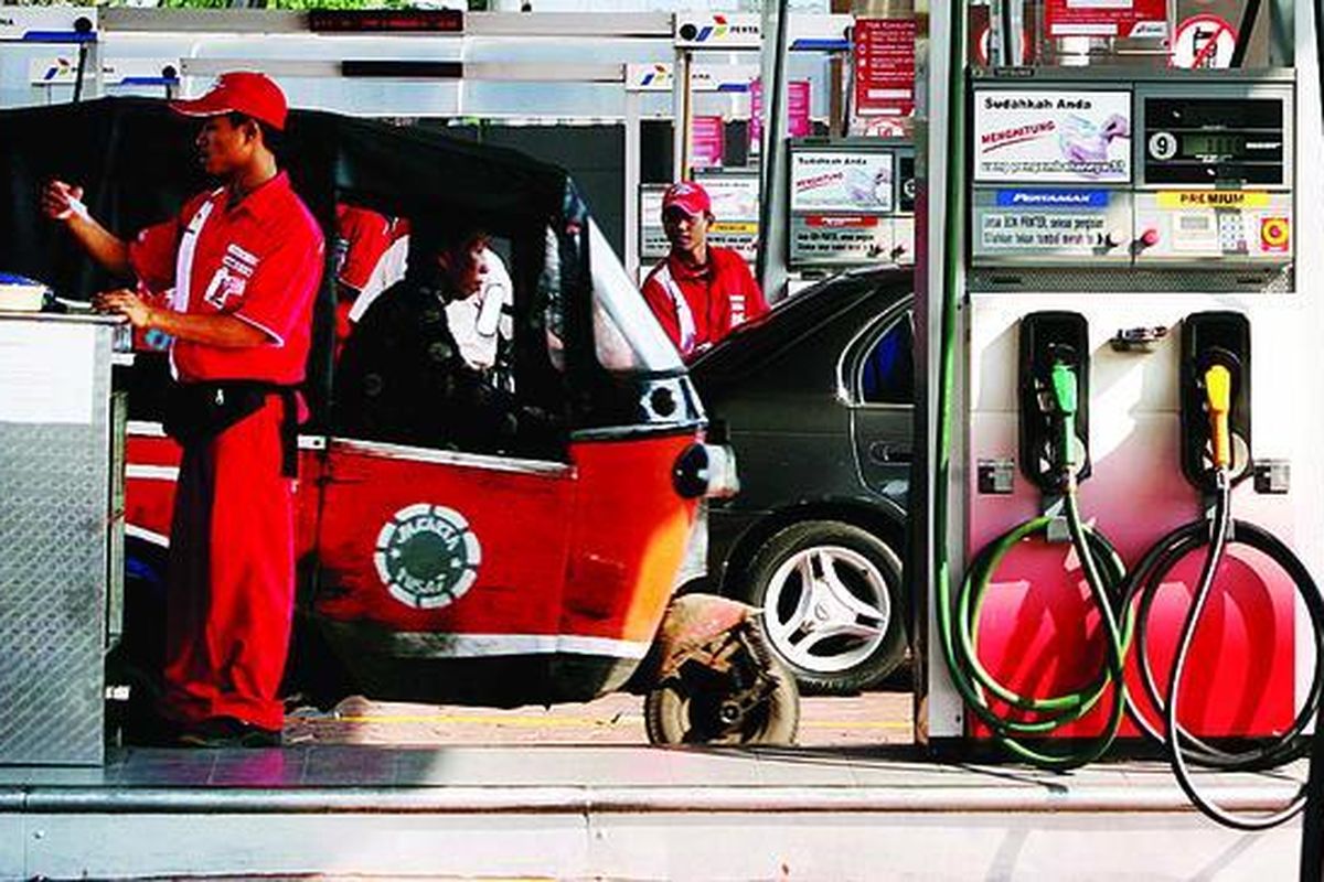 Pengisian BBM di SPBU Kemanggisan, Jakarta.