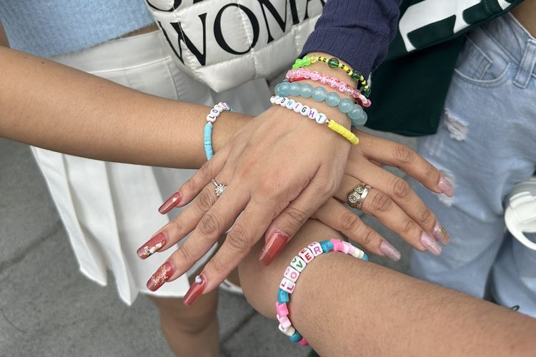 Para Swifties mengenakan Friendship Bracelet di konser Eras Tour.