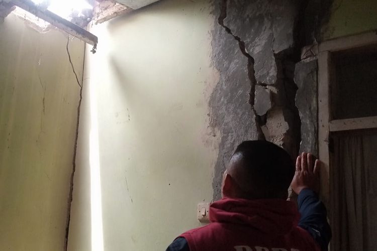 Gempa Sumedang berkekuatan magnitudo (M) 4,8 berdampak pada kerusakan satu unit rumah di Kampung Jambudipa RT 01 RW 02 Desa Jambudipa, Kecamatan Cisarua, Kabupaten Bandung Barat (KBB), Jawa Barat. Dok BPBD Bandung Barat