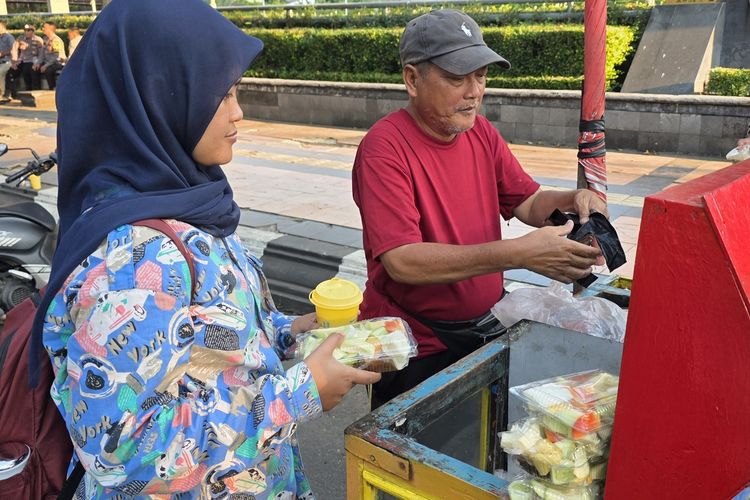 Rupiah Melemah, Pedagang Kecil di Semarang Terimpit Kenaikan Harga Plastik dan Bahan Baku