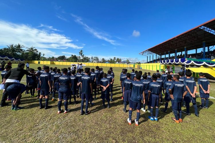 Wolfgang Pikal memimpin sesi pencarian bakat anak-anak Papua bertalenta oleh Papua Football Academy by PT Freeport Indonesia di Stadion Wania, Timika, pada Sabtu (11/6/2022).