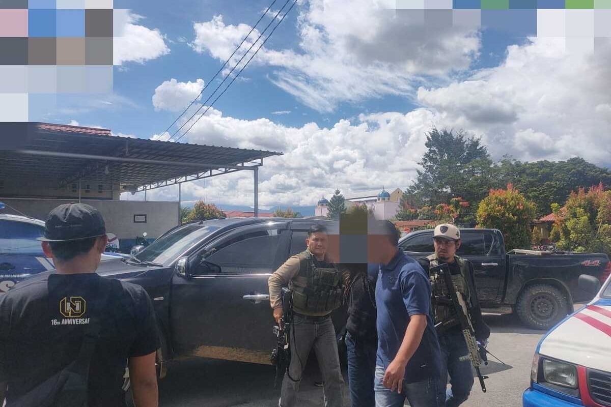 Oknum anggota Polri berinisial LO, saat diamankan, usai diketahui menjual puluhan amunisi ke KKB. LO diamankan di Rutan Mapolda Papua, Senin (19/5/2025).