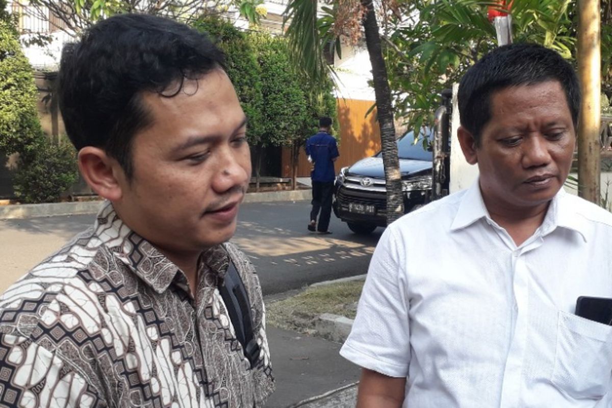 Komisioner Komisi Pemilihan Umum DKI Jakarta Partono (kiri) memberikan keterangan kepada wartawan di Kantor Bawaslu DKI Jakarta, Senin (24/9/2018).