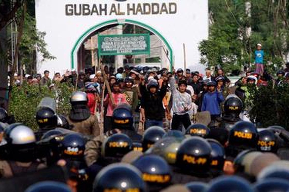 Bentrokan terjadi antara anggota satpol pp dan warga saat upaya pembongkaran kompleks makam Mbah Priuk di Tanjung Priok, Jakarta, Rabu (14/4/2010). Sedikitnya empat orang anggota satpol pp terluka saat bentrokan dengan warga terjadi. 