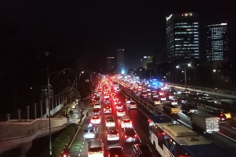 Kemacetan di Jalan Gatot Subroto usai hujan mengguyur wilayah Jakarta pada Selasa (18/11/2025) sore