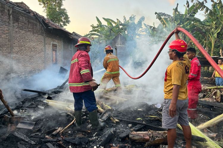 Kebakaran rumah warga di Desa Jepara Kulon, Kecamatan Binangun, Kabupaten Cilacap, Jawa Tengah, Minggu (26/5/2024) sore.