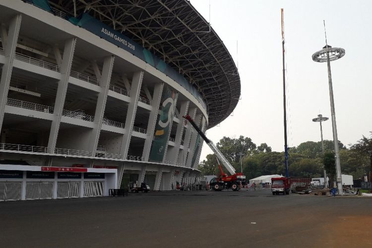 Alat berat beroperasi di ringroad Stadion Utama GBK, Selasa (4/9/2018).