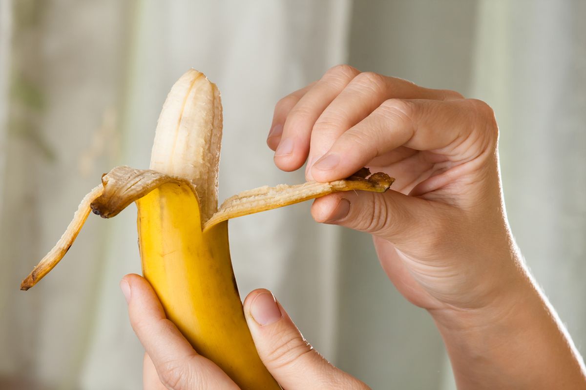 Ilustrasi makan pisang.