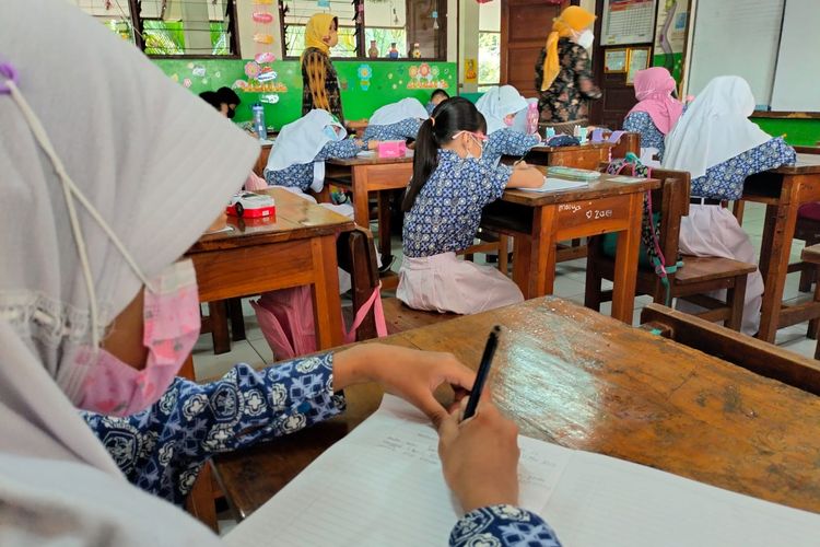 Hari pertama pelaksanaan PTM 100 persen di SDN Johar Baru 01 Pagi, Jakarta Pusat. Murid tampak antusias mengikuti kegiatan belajar mengajar setelah libur panjang Lebaran 2022, Kamis (12/5/2022).