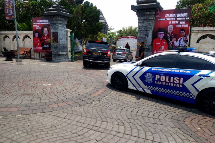 Sejumlah mobil memasuki pelataran Makam Bung Karno di Kota Blitar menjelang kedatangan rombongan Megawati Soekarnoputri dan pasangan Capres Ganjar Pranowo dan Cawapres Mahfud MD, Jumat (3/11/2023)
