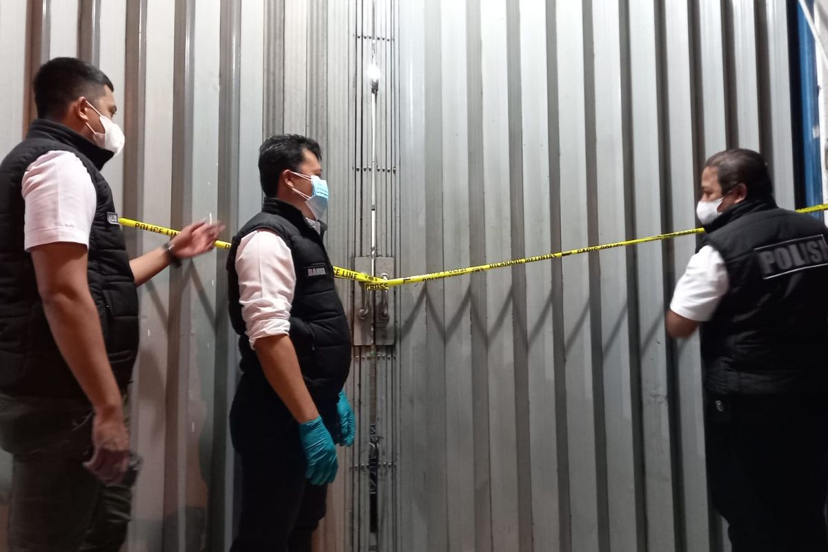 Polisi menutup gudang obat milik PT ASA yang menimbun obat untuk penanganan Covid-19 di Kalideres, Jakarta Barat, pada 9 Juli 2021