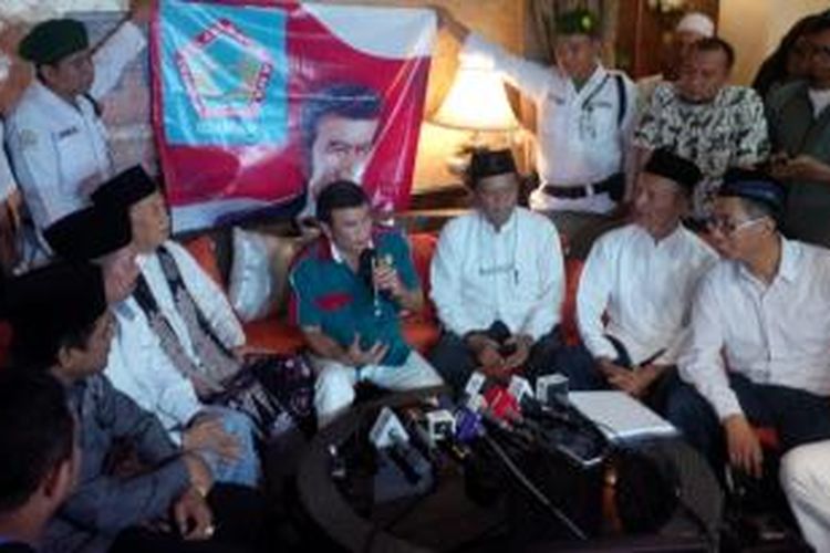 Penyanyi dangdut Rhoma Irama diabadikan saat jumpa pers sosialisasi peluncuran Partai Islam Damai Aman (Partai Idaman) di rumah makan Raden Bahari, Mampang Prapatan Raya, Jakarta Selatan, Sabtu (11/7/2015)