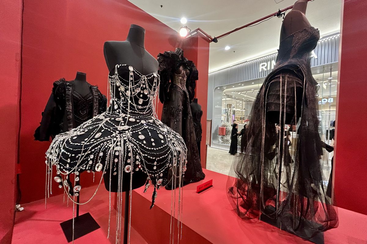 Koleksi gaun karya 25 desainer Indonesia yang dipamerkan di instalasi GAYA: ARCHIVE dalam rangkaian Senayan City Fashion Nation 19th Edition di Senayan City, Jakarta Pusat, Jumat (19/9/2025).
