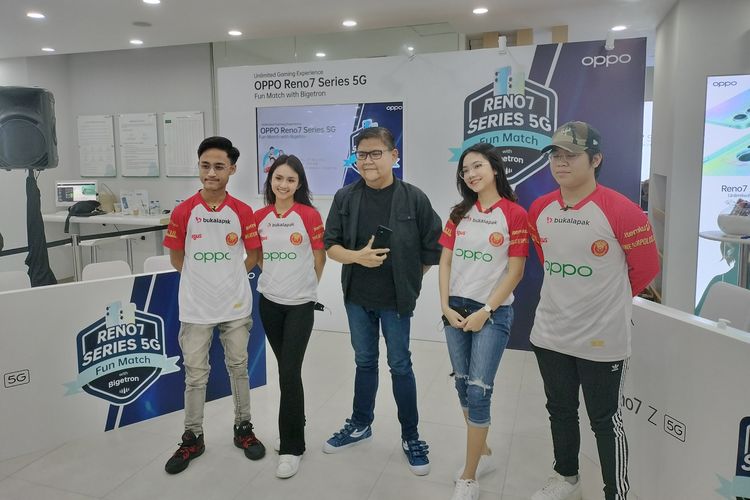 BTR Zuxxy, Angie, PR Manager Oppo Indonesia Aryo Meidianto, BTR Lea, dan BTR Liquid saat mengadiri acara Oppo Reno 7 Series 5G Fun Match with Bigetron di Oppo Service Center Karawaci, Tangerang, Banten, Sabtu (21/5/2022).