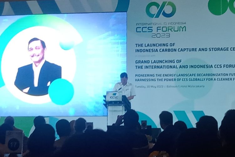 Menteri Koordinator Bidang Kemaritiman dan Investasi, Luhut B. Pandjaitan menyampaikan sambutan dalam agenda ICCSC di Hotel Mulia Jakarta, Selasa (30/5/2023).