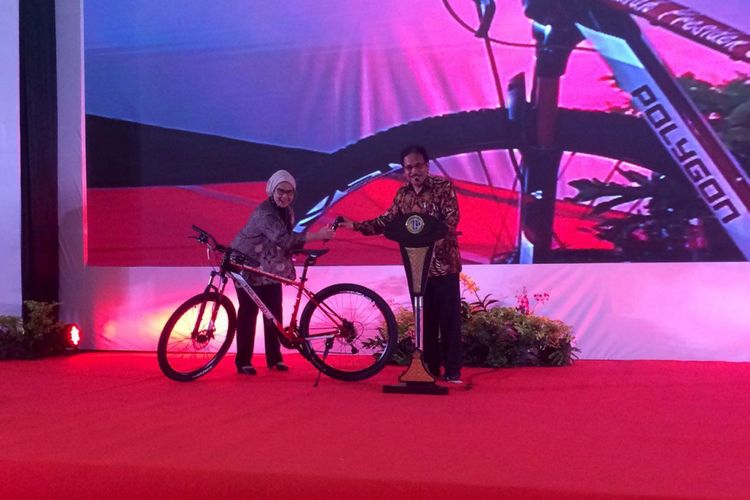 Menteri Agraria dan Tata Ruang atau Kepala Badan Pertanahan Nasional (ATR/BPN) Sofyan Djalil membagikan sepeda dari Presiden Joko Widodo untuk para peserta Rakornas, Kamis, (11/1/2018).