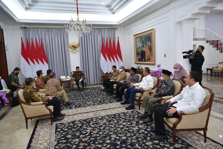 Wakil Presiden Ma'ruf Amin menerima audiensi direksi PT Ajinomoto di kediaman resminya, Jalan Diponegoro, Jakarta, Selasa (16/5/2023).