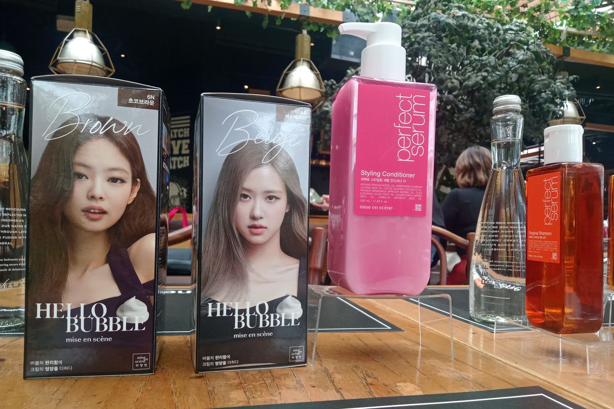 Merek perawatan rambut asal Korea Selatan, mise en scène menghadirkan berbagai warna rambut pilihan Blackpink yang bisa menjadi inspirasi.