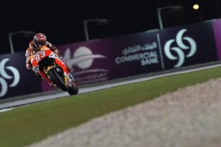 Pebalap Repsol Honda asal Spanyol, Marc Marquez, memacu motornya pada sesi latihan bebas ketiga GP Qatar di Sirkuit Losail, Jumat (27/3/2015).