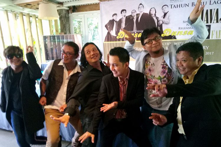 Band asal Bandung Java Jive tengah melakukan sesi foto dengan gaya dansa ala mereka di Cafe Halaman, Bandung, Kamis (21/12/2017). Java Jive telah merilis album Dansa Yo Dansa yang merupakan lagu ciptaan Titiek Puspa yang di aransemen ulang Java Jive dengan gaya harmonisasi Java Jive yang lebih danceable 