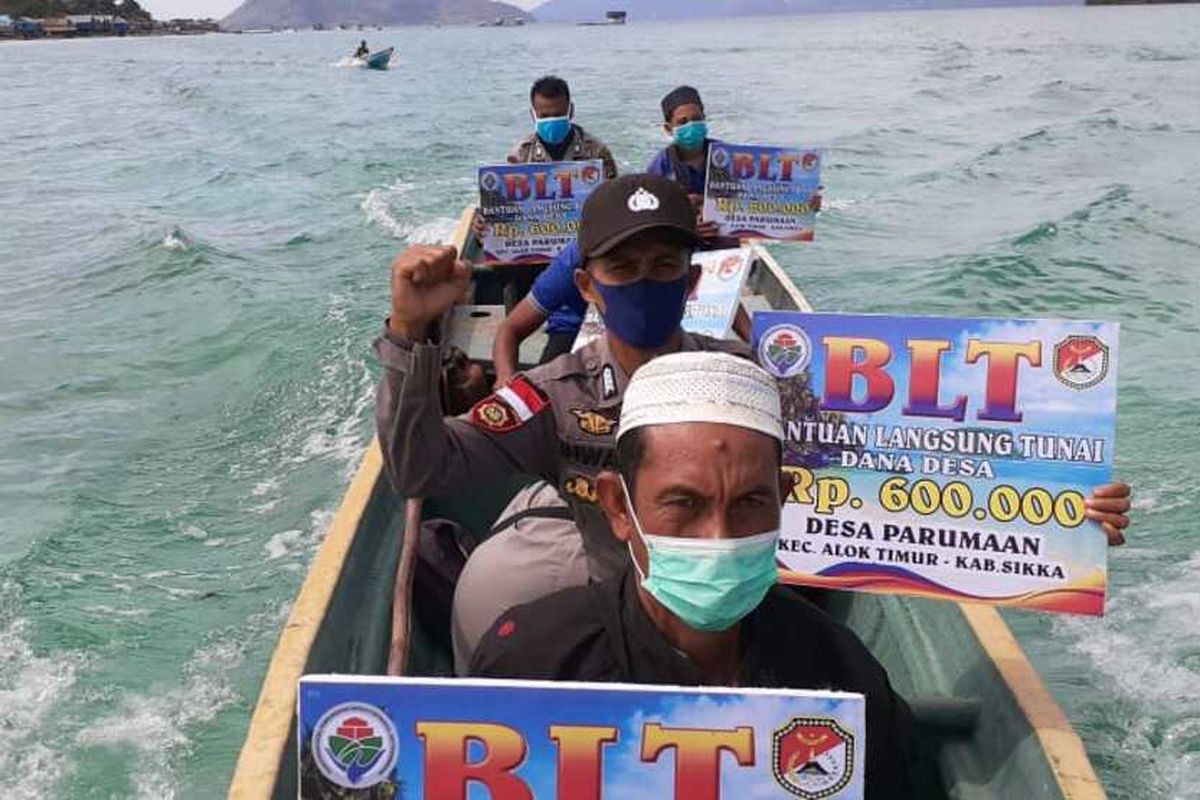 Foto : Saat Kepala dam parat Desa Parumaan
 bersama Babinsa serta Bhabinkamtibmas menyebrangi laut untuk membagi BLT dana desa kepada masyarakat, Sabtu (16/5/2020).