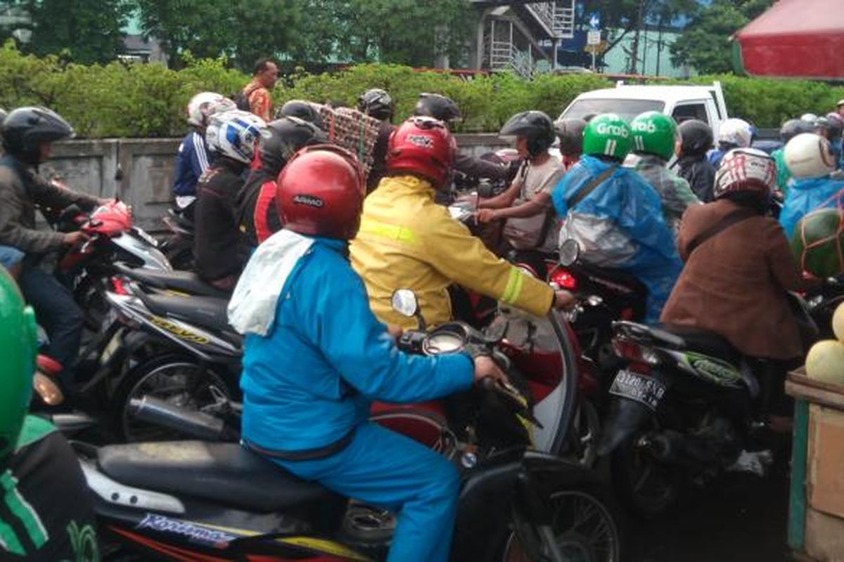 Macet di depan Stasiun Pasar Minggu akibat pengendara melawan arus.