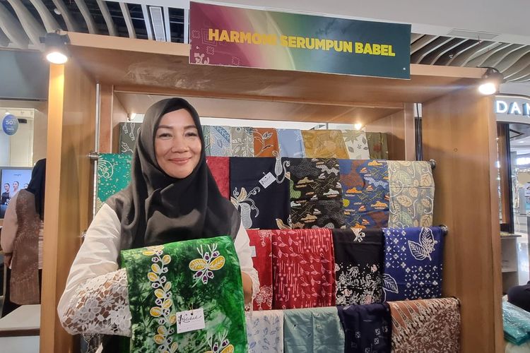Pemilik Kelekak Batik Belitong, Diana saat mengikuti pameran UMKM pada acara Festival Ekonomi Syariah (FESyar) Sumatera 2025 di Lampung City Mal, Bandar Lampung, Selasa (24/6/2025).