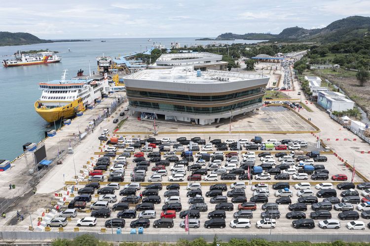 Sejumlah kendaraan pemudik antre untuk naik ke atas KMP Batum Andi di dermaga Eksekutif, Pelabuhan Bakauheni, Lampung Selatan, Lampung, Sabtu (30/4/2022).