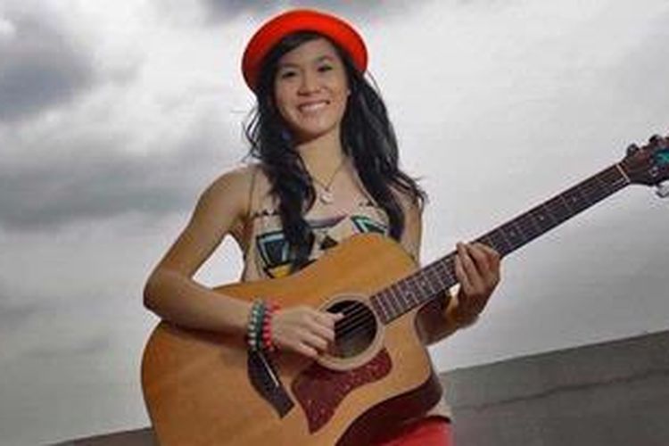 Penyanyi pendatang baru Sheryl Sheinafia (16) menjalani pemotretan ketika berkunjung ke kantor Kompas.com, Palmerah, Jakarta Pusat, Jumat (22/3/2013). Kalau menyanyi, Sheryl kerap sambil bermain gitar.