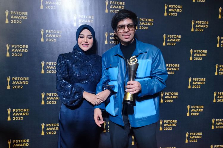 Atta Halilintar (kanan) dan Aurel Hermansyah (kiri) menerima penghargaan sebagai Brand Ambassador Terfavorit dalam acara PS Store Awards 2022 yang digelar di Hotel Pullman Jakarta Barat, Rabu (22/2/2023).