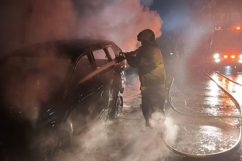 Diduga Korsleting, Mobil Toyota Avanza Terbakar di Kebon Jeruk