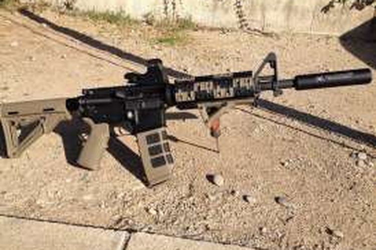 Sebuah senapan serbu AR-15 yang sudah dimodifikasi.