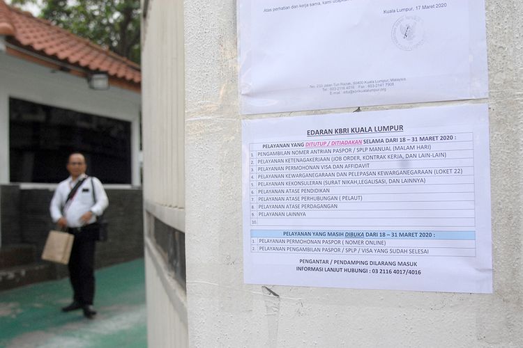 Seorang pria berjalan keluar dari kantor Kedutaan Besar Republik Indonesia (KBRI) di Kuala Lumpur, Malaysia, Selasa (17/3/2020). Sejumlah layanan di KBRI KL terpaksa dihentikan untuk sementara waktu setelah Perdana Menteri Malaysia Muhyiddin Yassin mengumumkan bahwa pemerintah Malaysia memutuskan untuk melaksanakan lockdown (Perintah Kawalan Pergerakkan) mulai 18 Maret hingga 31 Maret 2020 di seluruh negara bagian dalam rangka mengatasi penyebaran wabah COVID-19.